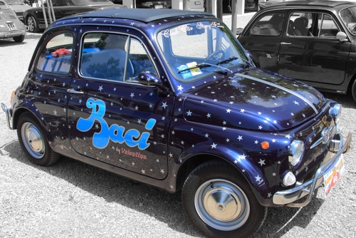 Immagine con blu, baci, ruote, stelle, auto, pubblicità, cinquecento, automobile, macchina, scritte