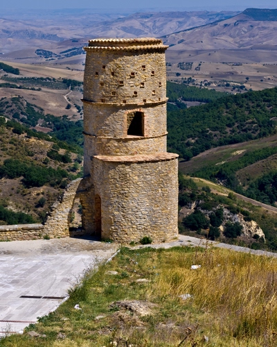 Immagine con torre, panorama, alberi, montagne, rudere, verde, paesaggio, finestra, collina, colline, erba, prato, pietra