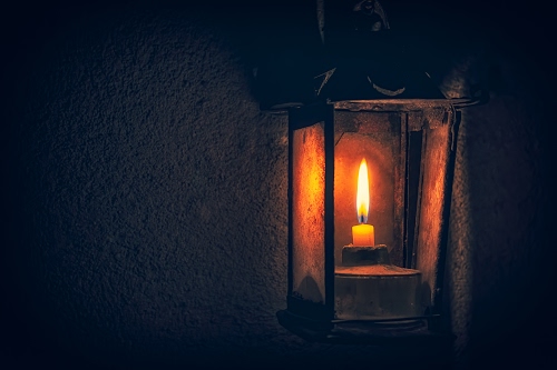 Immagine con candela, fiamma, cera, lanterna, luce, nero, lume, muro, buio, lampada, lampione, giallo, fuoco