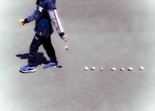 Immagine con pane, bambino, briciole, pollicino, scarpe, fiaba, strada, mano, mani, pezzi, gambe, bianco, camminare, ragazzo, blu, favola, ombra