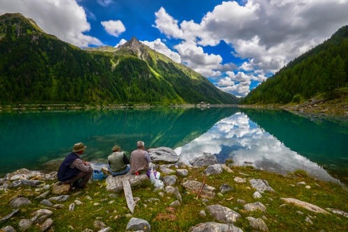 Immagine con lago, nuvole, riflessi, montagne, pescatori, montagna, acqua, tre, riflesso