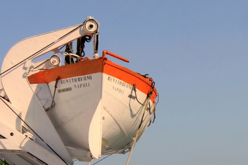 Immagine con barca, scialuppa, arancione, bianco, salvataggio, cielo