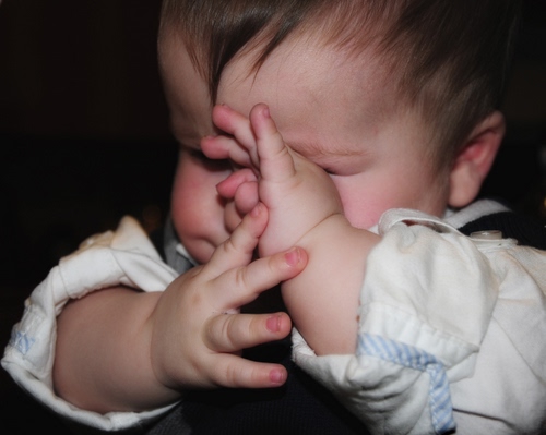 Immagine con bambino, mani, dita, sonno, capelli, manine, occhi, ritratto, bimbo