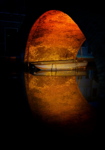 Immagine con barca, riflesso, arco, ponte, notte, acqua, notturno, nero, canale, luce, fiume, arcata, pali, riflessi