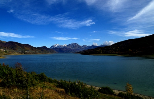 Immagine con nuvole, lago, montagne, alberi, acqua, cielo, verde, azzurro, cime, neve, panorama, piante, erba, bianco, natura, colline, blu, paesaggio