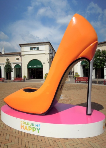 Immagine con scarpa, tacco, arancione, rosa, piazza, pubblicità, arancio, negozio