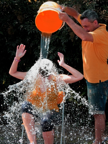 Immagine con acqua, secchio, arancione, doccia, arancio, mani, uomo, bagno