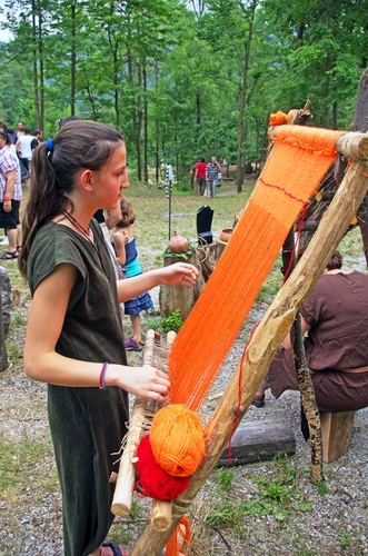 Immagine con lana, arancione, telaio, ragazza, alberi, tessuto, tessitrice, gomitoli, arancio