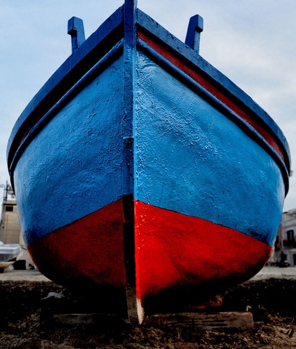 Immagine con barca, rosso, cielo, blu, prua, azzurro, bicolore, chiglia, legno, terra, secca, spiaggia