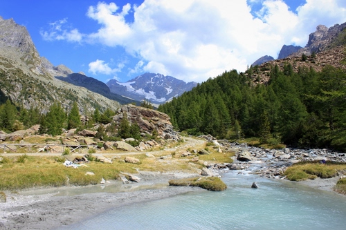 Immagine con montagna, nuvole, alberi, torrente, acqua, fiume, montagne, sassi, panorama, bosco