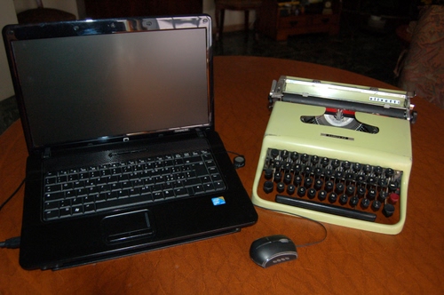 Immagine con mouse, computer, scrivere, tasti, tastiera, filo, tavolo, macchina, tastiere, due, schermo