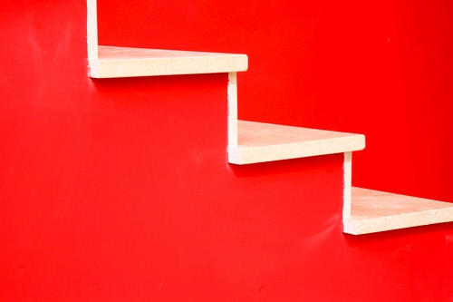 Immagine con rosso, bianco, scala, scalini, scale, gradini, minimal, minimalismo, bicolore