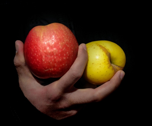 Immagine con mele, mano, rosso, dita, due, frutta, rossa, gialla, nero, giallo