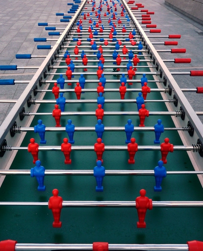 Immagine con rosso, blu, biliardino, calcetto, omini, gioco, verde, prospettiva, calciatori