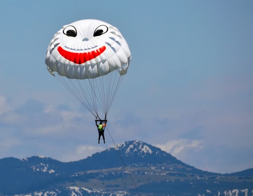 Immagine con paracadute, cielo, bianco, sorriso, sport, occhi, montagna, montagne, volo, paracadutista, volare, rosso