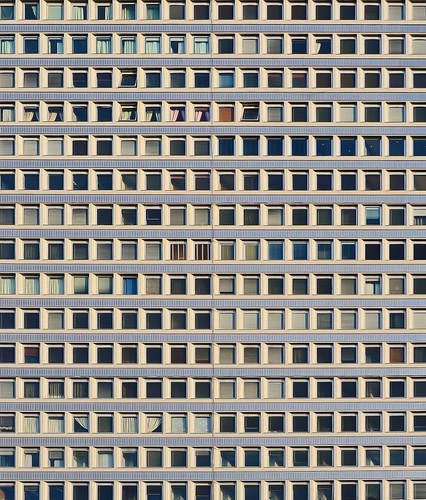 Immagine con finestre, palazzo, vetri, quadrati, linee, tende, tapparelle, geometrie, facciata, grattacielo, pattern