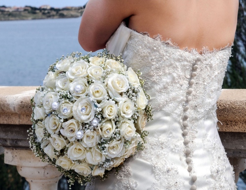 Immagine con bianco, rose, sposa, fiori, bouquet, abito, bottoni, mazzo