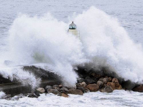 Immagine con mare, faro, scogli, onde, onda, acqua, schiuma