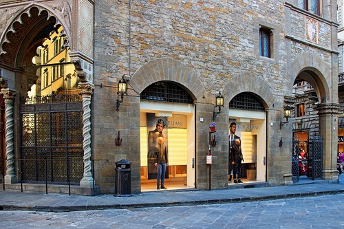 Immagine con vetrine, colonne, cancello, archi, strada, palazzo, manichini, città