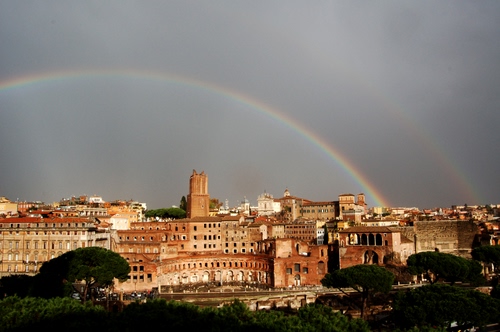 Immagine con arcobaleno, alberi, torre, panorama, cielo, città, palazzi, roma, nuvole, case, verde