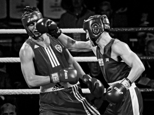 Immagine con sport, guantoni, bianconero, pugili, due, pugilato, corde, casco, caschi, atleti, pugno, ring, incontro, boxe