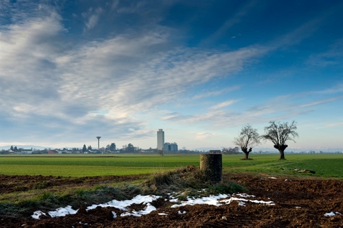 Immagine con alberi, neve, nuvole, città, paesaggio, panorama, cielo, prato, campi, campagna, pianura