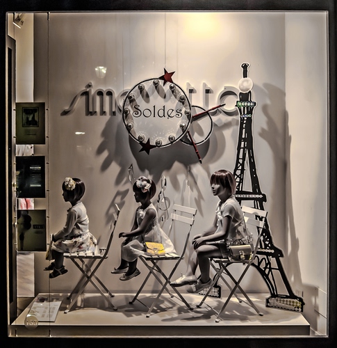 Immagine con vetrina, sedie, manichini, bambine, torre, saldi, vestiti, tre, negozio