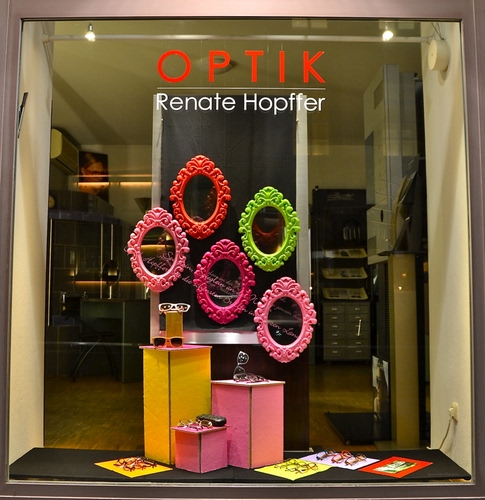 Immagine con vetrina, occhiali, cornici, colori, rosa, esposizione, verde, ottico