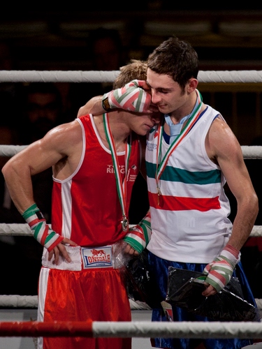 Immagine con pugili, medaglie, abbraccio, ring, sport, tricolore, italiani, sportivi, rosso, boxe