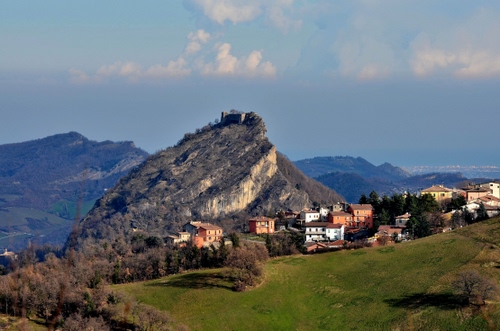 Immagine con paese, panorama, paesaggio, case, montagna, collina, castello, prato, alberi, rocca, nuvole, cielo