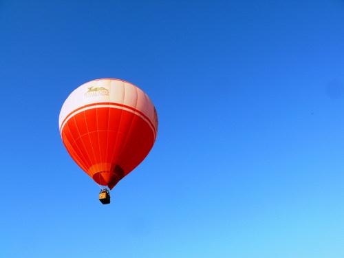 Immagine con cielo, mongolfiera, rosso, bianco, pallone, volo, volare, azzurro, cesto