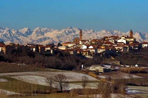 Immagine con montagne, neve, panorama, paese, alberi, borgo, campi, cielo, chiesa, monti, case