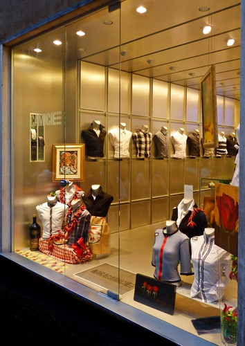 Immagine con vetrina, manichini, camicie, negozio, vetro, quadro, camice, luci, vestiti, luce