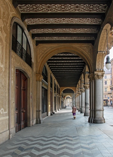 Immagine con colonne, portico, archi, passante, porte, portici, prospettiva, lampioni, porta, porticato, soffitto, persona