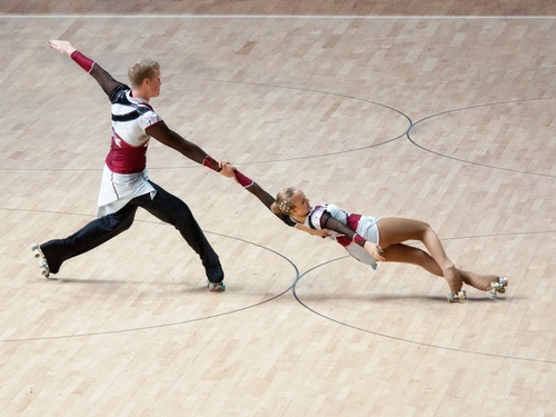 Immagine con pattinaggio, coppia, pattini, ghiaccio, figura, pattinatori, sport, acrobazia, cerchi