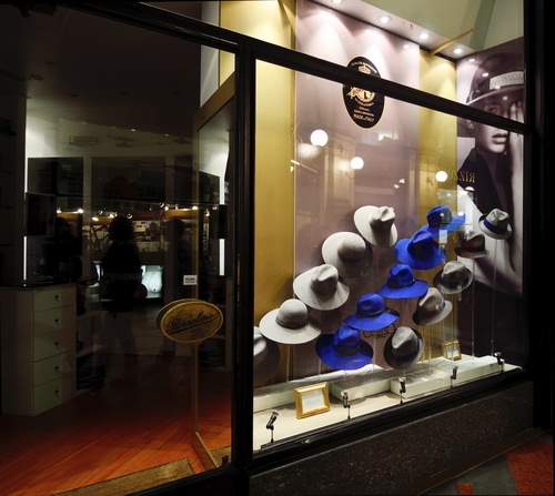 Immagine con cappelli, vetrina, negozio, blu, porta, luci