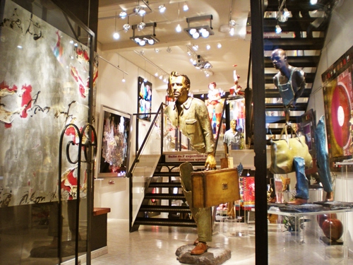 Immagine con scale, valigia, vetrina, luci, negozio, scala, manichino, statua, gradini, manichini