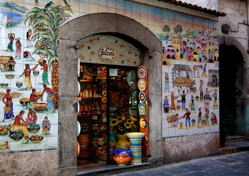 Immagine con vasi, negozio, vetrina, colori, ceramiche, porta, piastrelle, ceramica, mattonelle