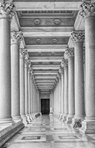 Immagine con colonne, capitelli, portico, porta, prospettiva, bianconero, porticato, colonnato, sedia