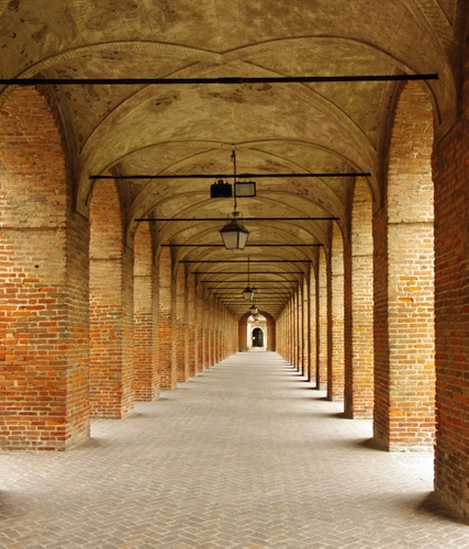 Immagine con lampioni, archi, mattoni, portico, prospettiva, portici, colonne, pilastri, volte