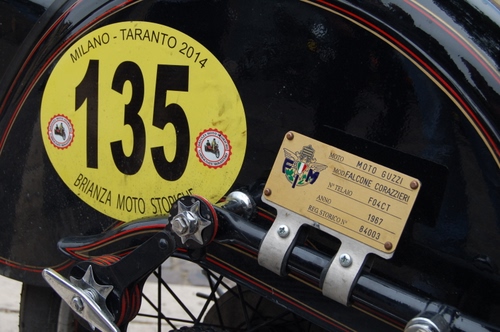 Immagine con numero, moto, ruota, nero, giallo, etichetta, storica, targa, guzzi, motocicletta