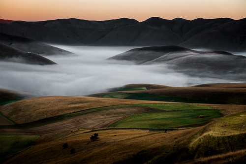 Immagine con nebbia, montagne, nuvole, panorama, paesaggio, campi, colline, campagna, natura