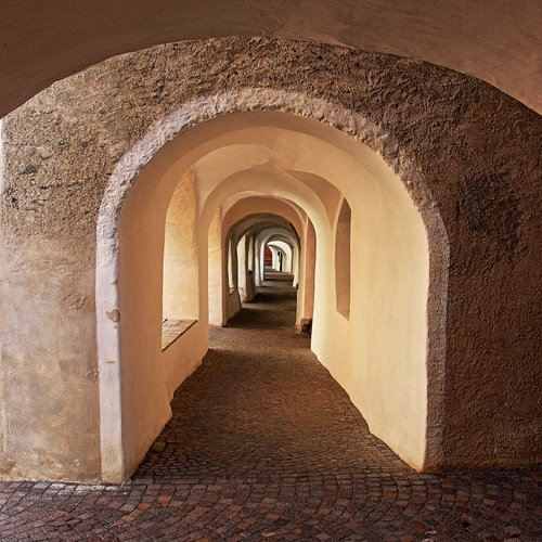 Immagine con portico, archi, arco, prospettiva, finestre, marrone, portici, pietra, giallo, finestra