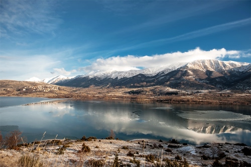 Immagine con lago, acqua, montagna, montagne, panorama, cielo, nuvole, neve, riflesso