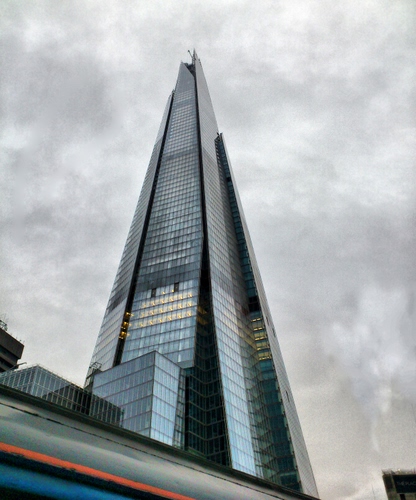 Immagine con grattacielo, nuvole, vetri, finestre, cielo, prospettiva, piramide, vetro, riflesso, alto