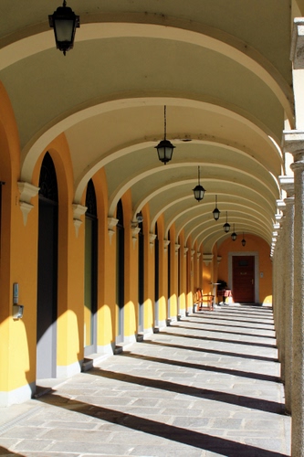 Immagine con archi, ombre, lampioni, portico, colonne, porta, lampade, porte, prospettiva, portici, pilastri