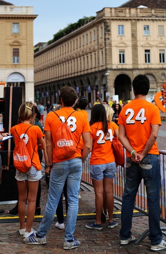 Immagine con numeri, arancione, persone, ragazzi, borse, arancio