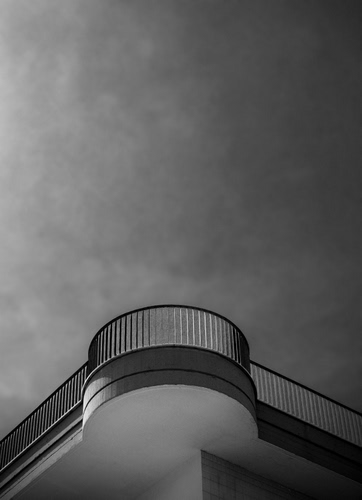 Immagine con bianconero, ringhiera, cielo, terrazzo, balcone, nuvole, minimalismo, curve, grigio, geometrie
