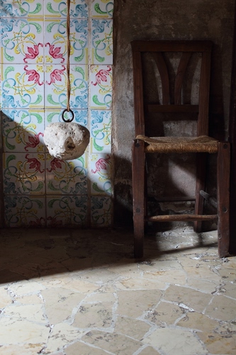 Immagine con sedia, sasso, corda, piastrelle, anello, pavimento, ombra, paglia, appeso