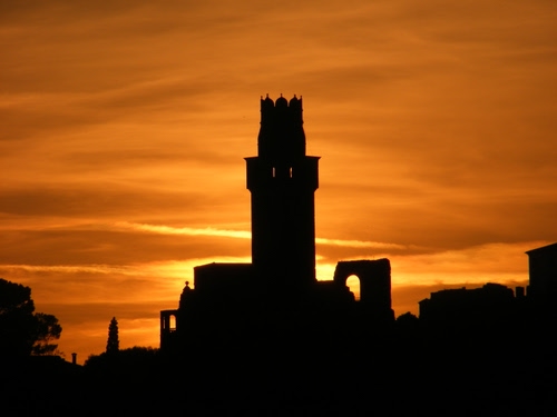 Immagine con torre, tramonto, nero, castello, controluce, silhouette, arancio, sole, rosso, cielo